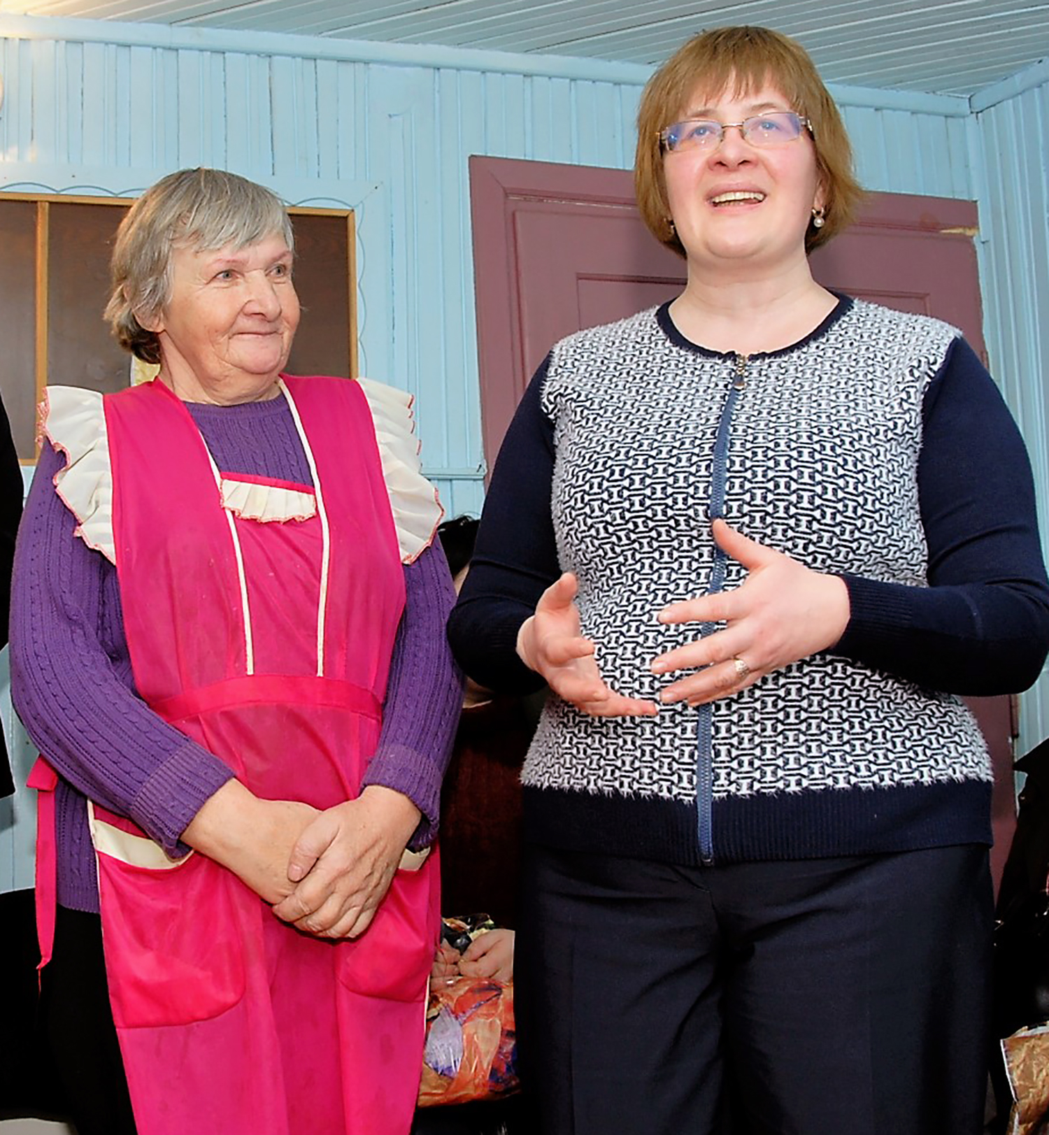 ir stokojantieji / Rotary klubo nariai dalija dovanėles. Gedimino Nemunaičio nuotr.