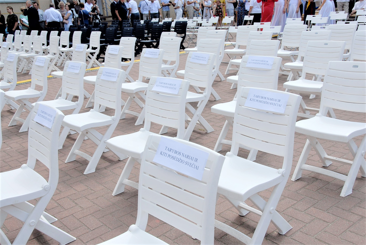 skalbė lietus ir net buvo pralietas atlikėjos kraujas / Miesto šventės akcentas – įspūdingo dydžio užrašas.  Gedimino Nemunaičio nuotr.