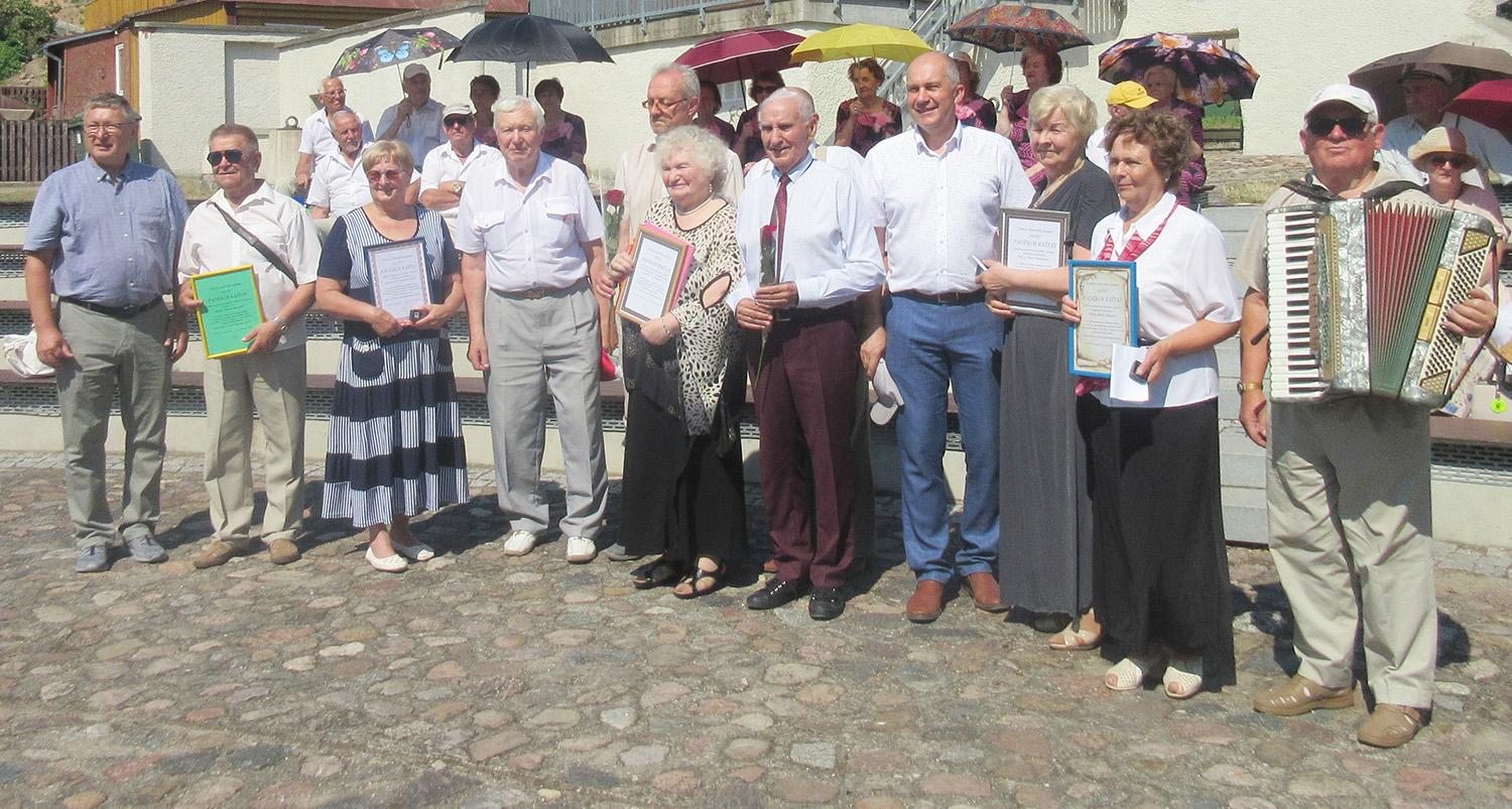 Šventėme drauge su respublikos senjorais / Šventė vyko Ukmergės piliakalnio papėdėje.