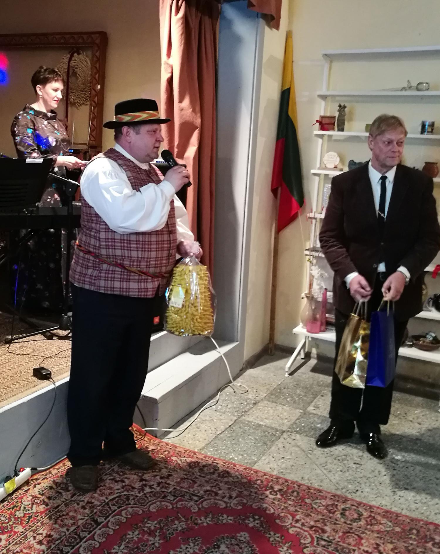 Šventės proga – protų mūšis / Susirinkusiuosius sveikino Vidiškių seniūnas ir bendruomenės pirmininkas. Emilijos Vėbrienės nuotr.