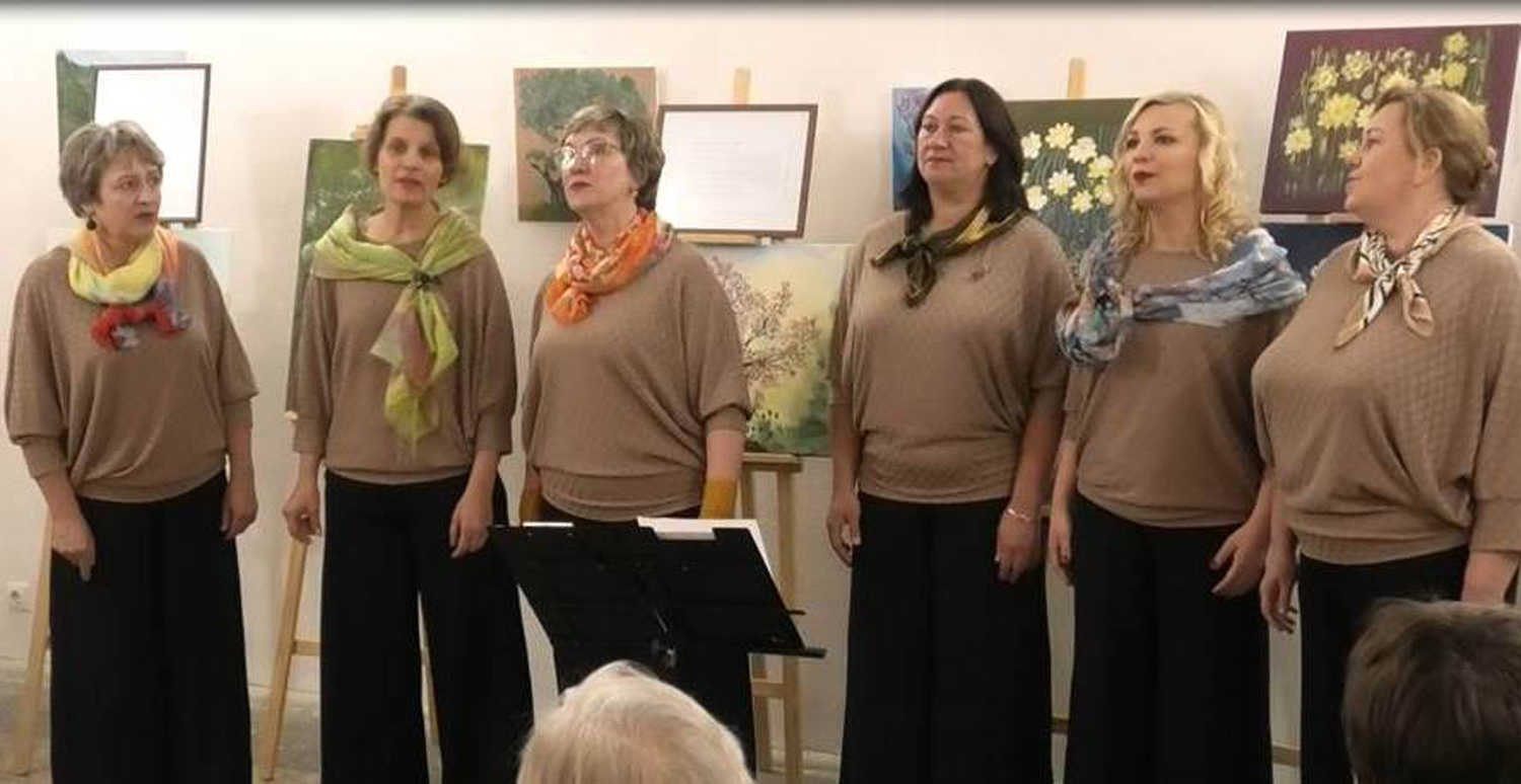 žemė ir moteris“ / Kęstučio Zabielos nuotr. Parodos autorė V. Kunigėlienė.