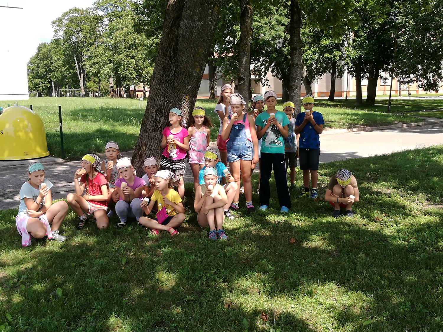 „Šventupiukų“ stovykloje – pažintis su amatais / Į stovyklėlę buvo pakviesti pradinių klasių moksleiviai. Birutės Gelumbeckienės nuotr.