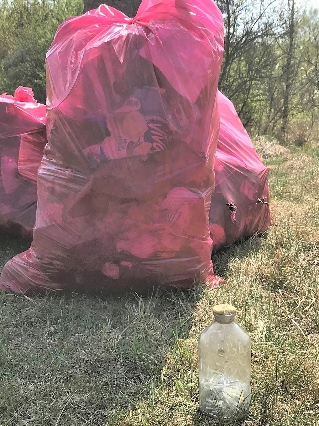 Talkininkų radinys – stiklainis su termometrais / Tarp radinių  – nuodingas metalas.