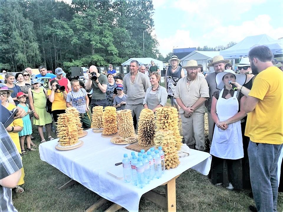 Tarp geriausių šakočių kepėjų – ir ukmergiškis / Šakočių kepimo čempionate susirungė 8 dalyviai iš visos Lietuvos. Renginio organizatorių nuotr.