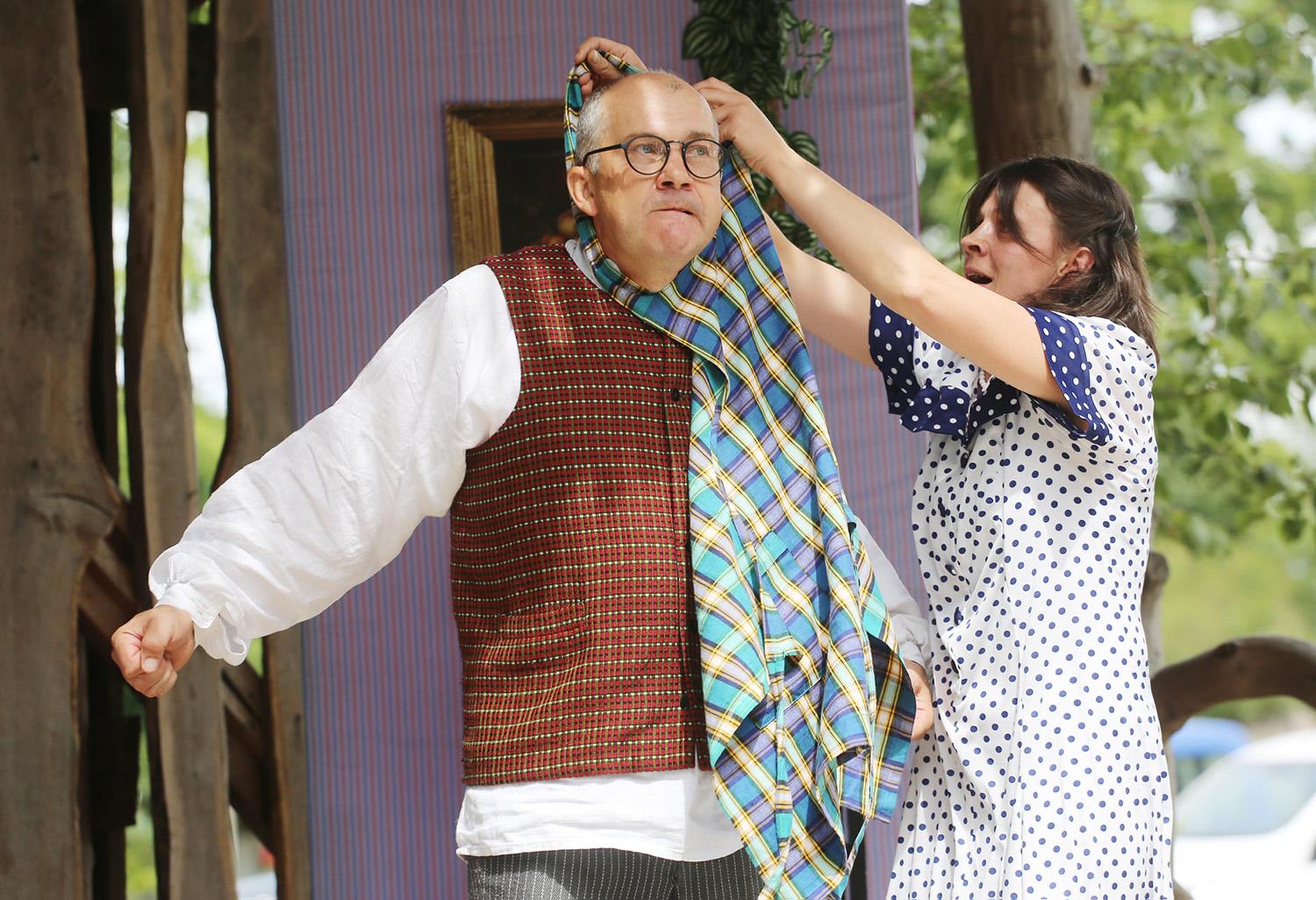 Tarp teatrų nominantų – ir mūsų rajono meras / R. Janickas nominuotas už peršamos nuotakos tėvo Jono Kanapinsko vaidmenį.  Ukmergės kultūros centro nuotr.