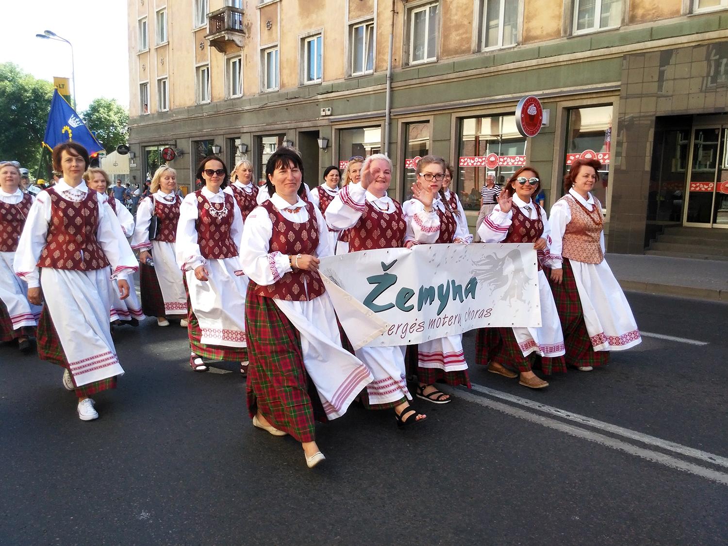 Tarp tūkstančių atlikėjų – ir ukmergiškės / Daugiau kaip šešių tūkstančių dalyvių eisenoje žygiavo ir ukmergiškės. Ramunės Kelbauskienės nuotr.