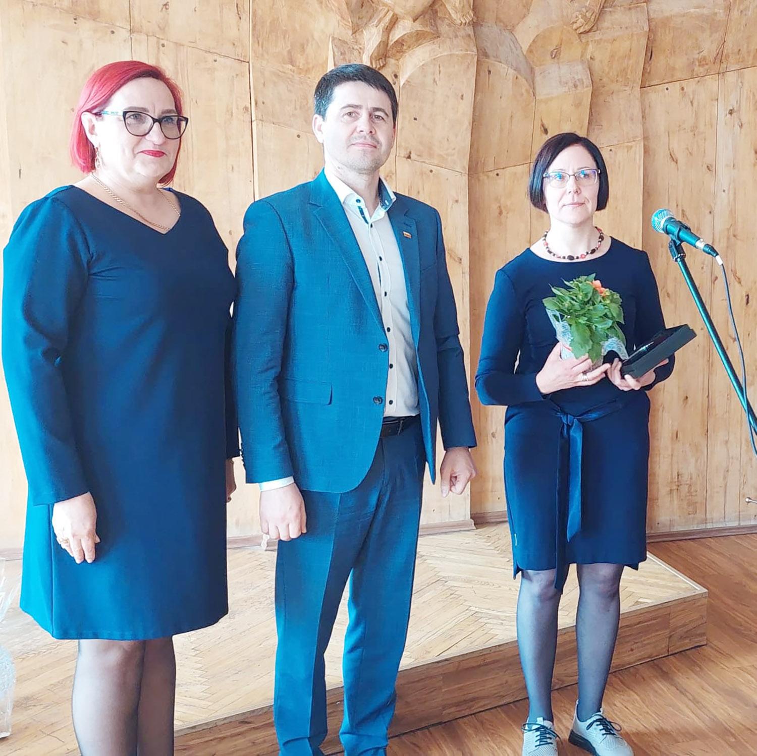 Tarptautinės darbo dienos proga pagerbti darbuotojai / J. Brazdžionienė ir T. Bičiūnas pasveikino „Metų vadovo“ nominaciją pelniusią Ukmergės PSPC vadovę Gitaną Čepienę.