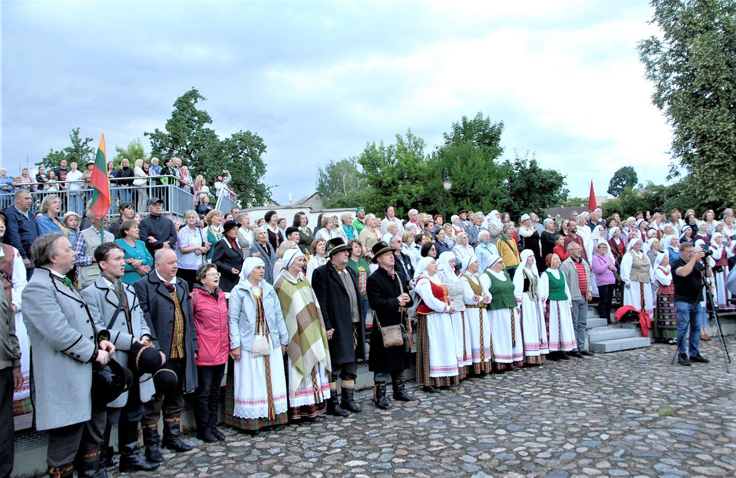 „Tautiška giesmė“ liejosi su sutartinėmis / Gedimino Nemunaičio nuotr. Nuotr. 1 Giedojome „Tautišką giesmę“.