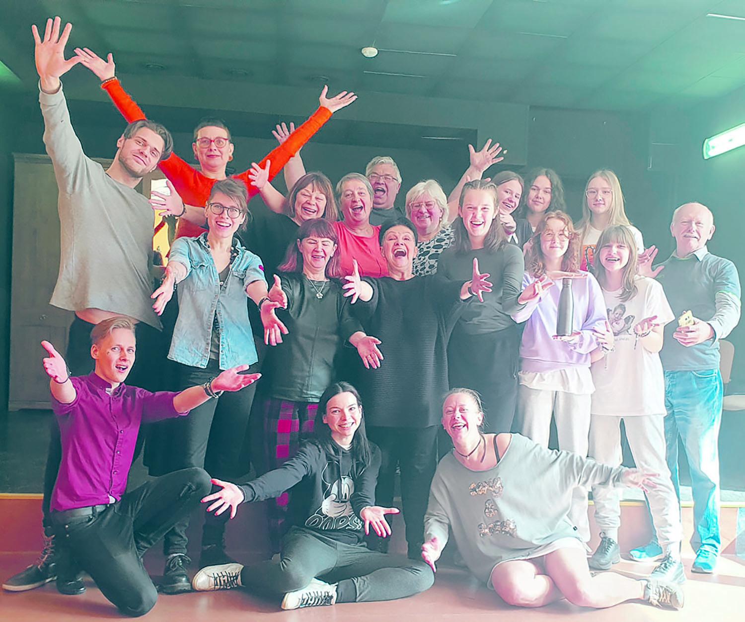 Teatralai lavino scenos įgūdžius / Seminaro dalyviai.