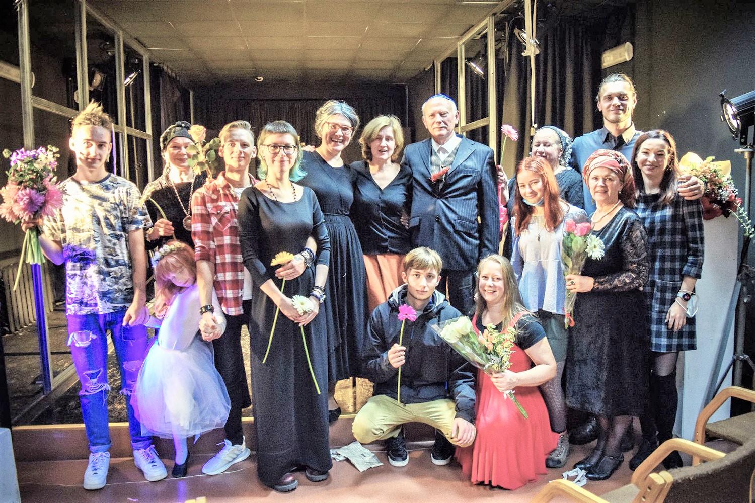 Teatro dieną – sveikinimai ir spektaklių laukimas / Prieš porą metų įsikūrusio mėgėjų teatro debiutas buvo pastebėtas.