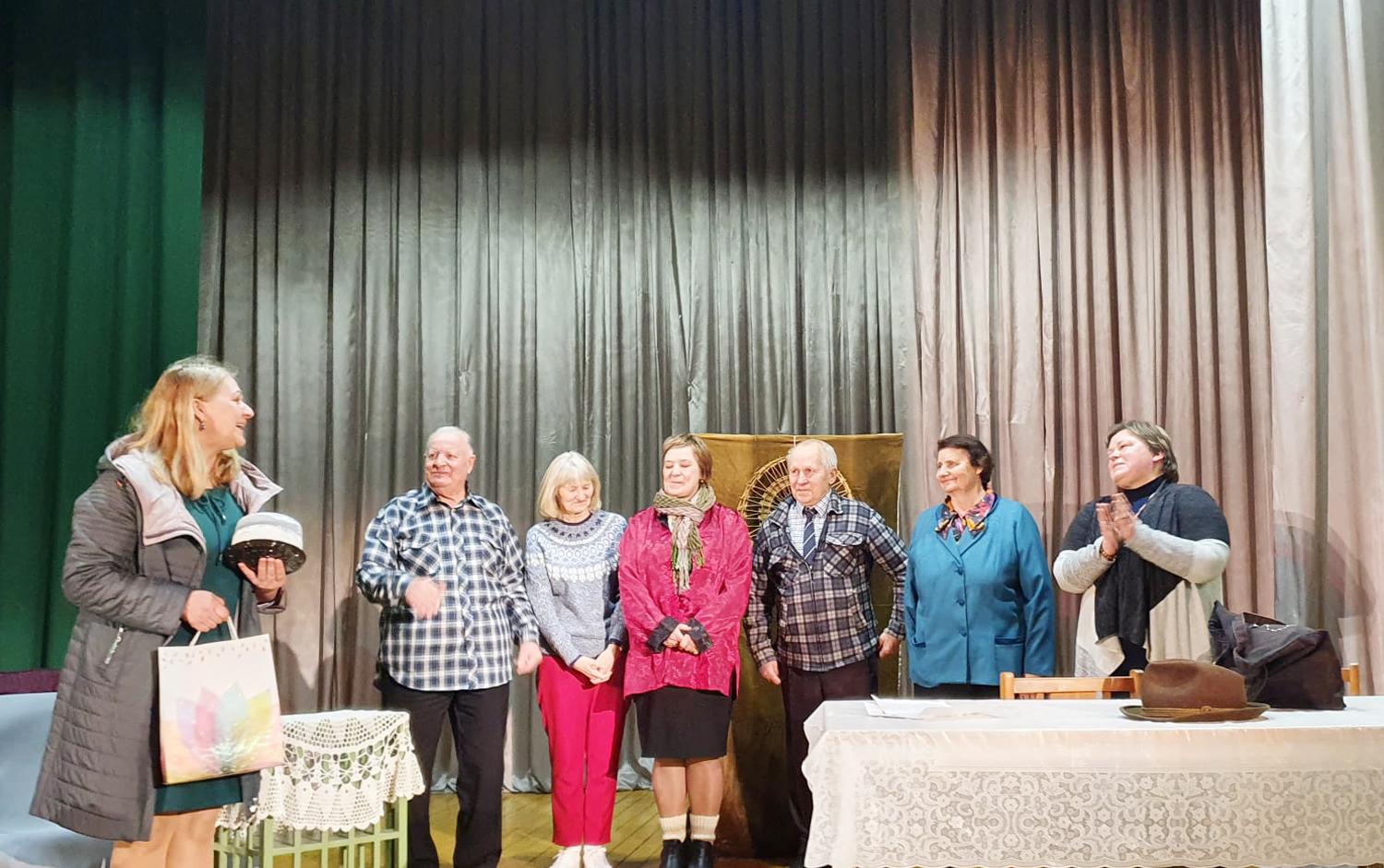 Teatro dieną šventė filialų kolektyvai / Veprių „Palėpė“ po pasirodymo.