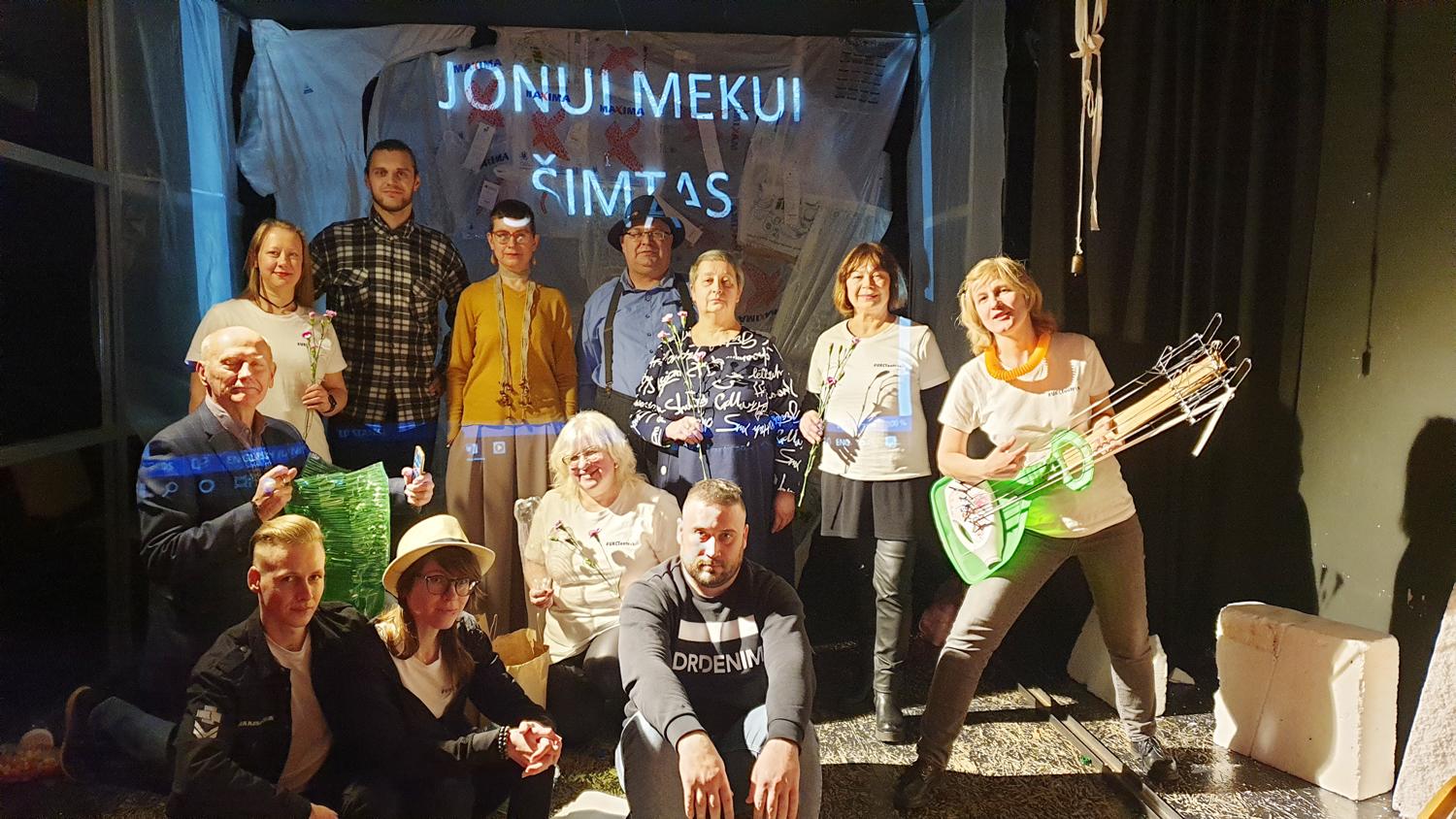 Teatro dienai – performansas su žiūrovais / Kultūros centro mėgėjų teatro nariai pakvietė į performansą
