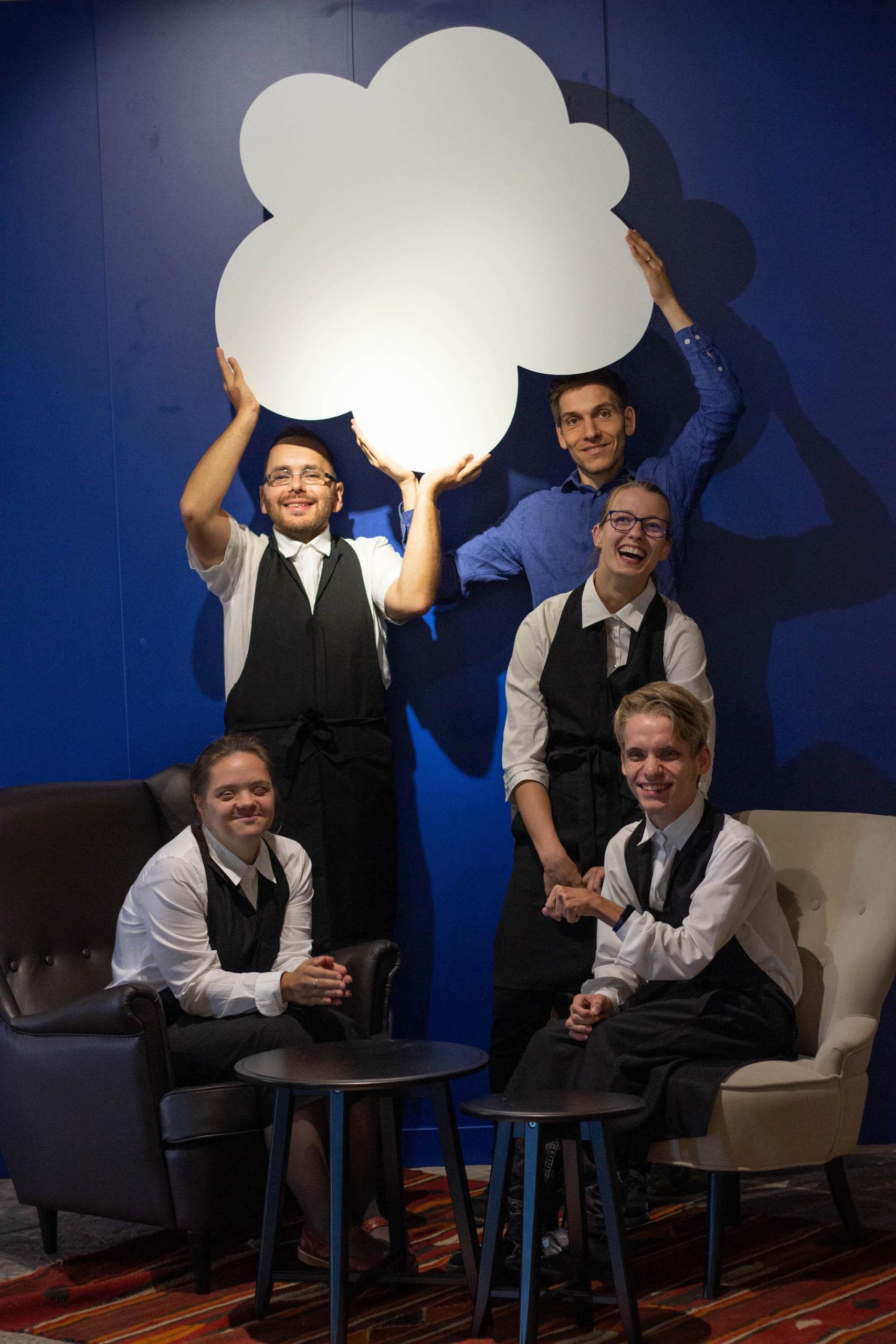 „Tele2“ įprastas kalėdines dovanas vėl išmainė į prasmingas: rankų darbo gaminius ruošė žmonės su negalia /