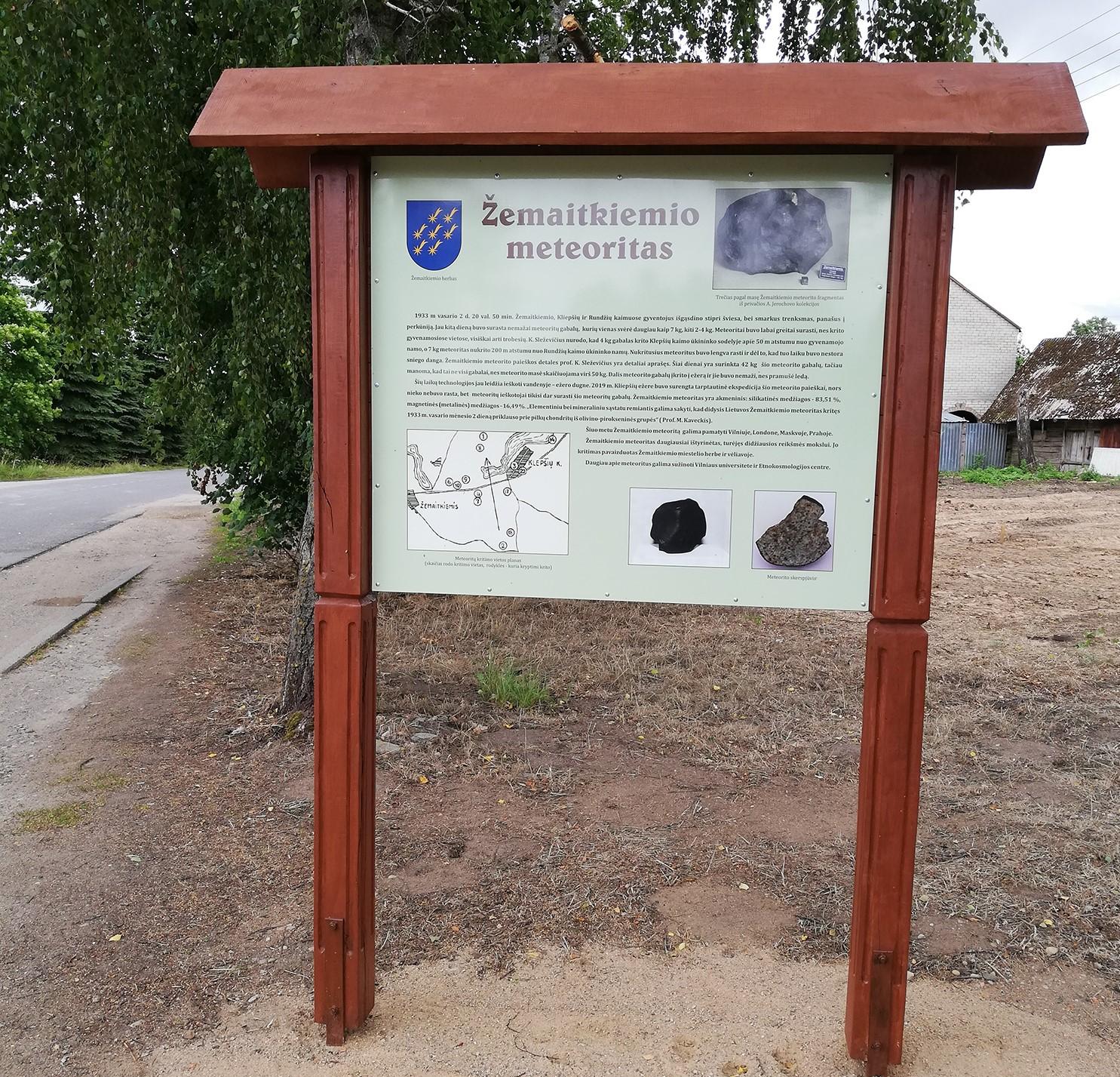 Tęsis meteorito paieškos / Apie meteoritą informacija pateikta stende.