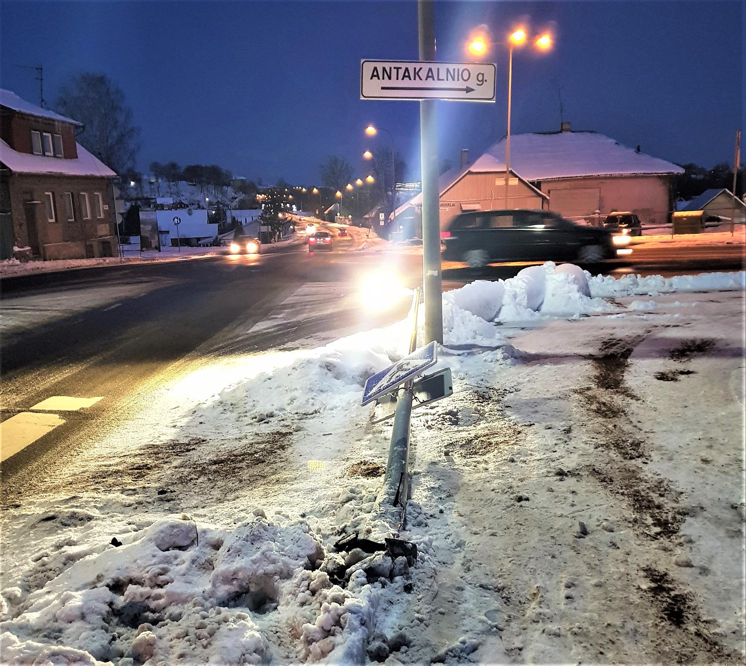 Ties perėja numušė ženklą / Gintarės Radlinskaitės nuotr.