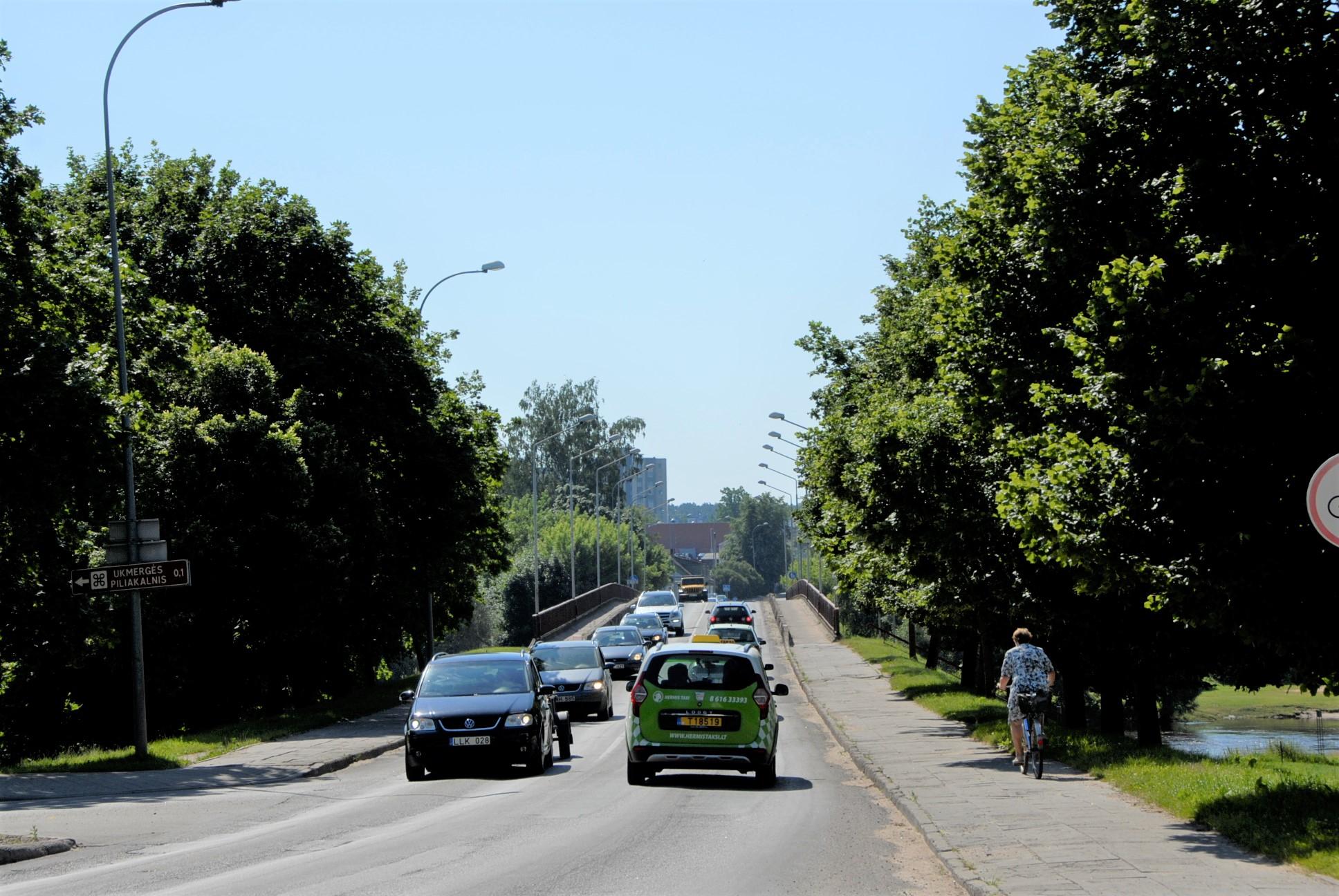 Tilto turėklų neperdažė dėl planuojamo remonto /