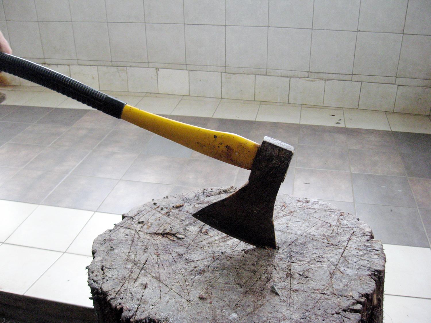 Trankėsi kirviais /