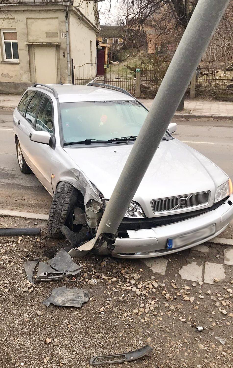 Trenkėsi į stulpą / Į stulpą rėžėsi automobilis.   Ukmergės PGT nuotr.
