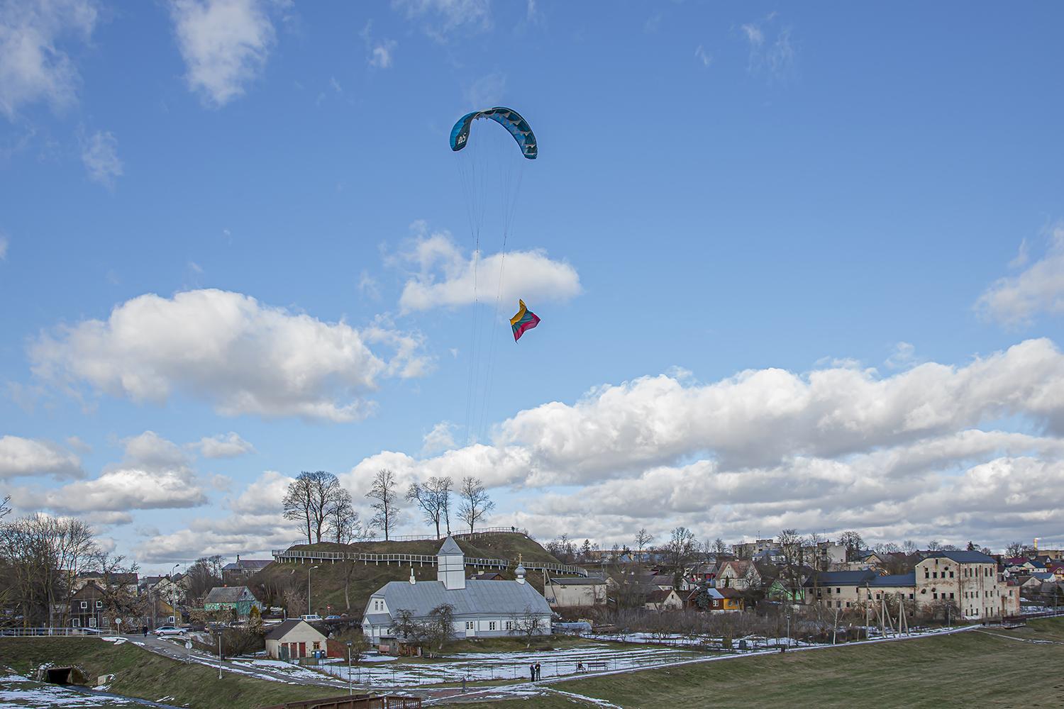 Trispalvė suplazdėjo ir virš Ukmergės / Originalus sveikinimas Ukmergei.  Vijolės Ivanauskienės nuotr.