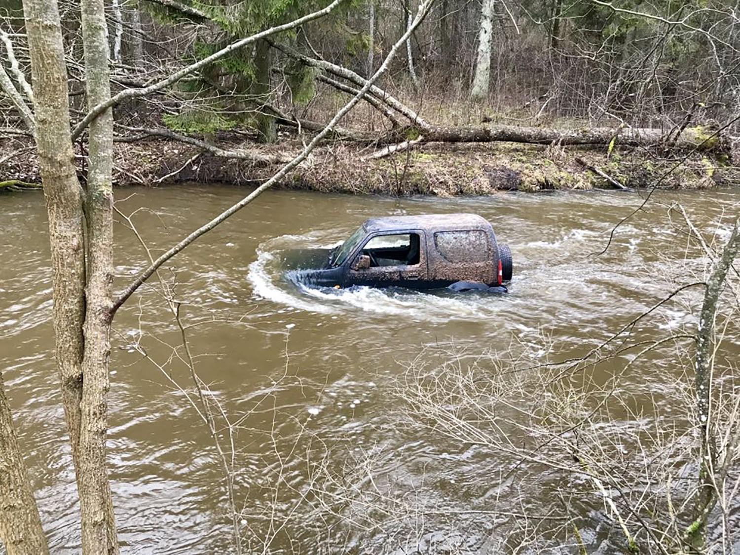 Trys valandos ant „Suzuki Jimny“ stogo / Naktį į Armonos upelį įvažiavęs automobilis trečiadienį buvo ištrauktas.