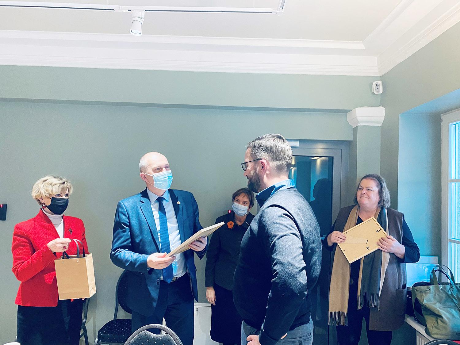 Turistų traukos objektas – Ukmergės dvarai / Meras Rolandas Janickas įteikė padėkas Ukmergės rajono dvarų savininkams.