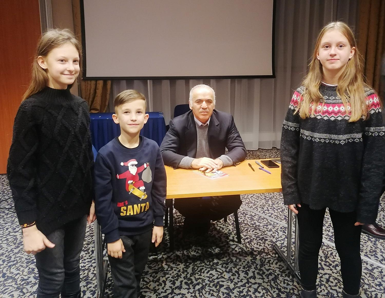 Turnyrą organizavo šachmatų legenda / Ukmergiškiai drauge su renginio organizatoriumi.