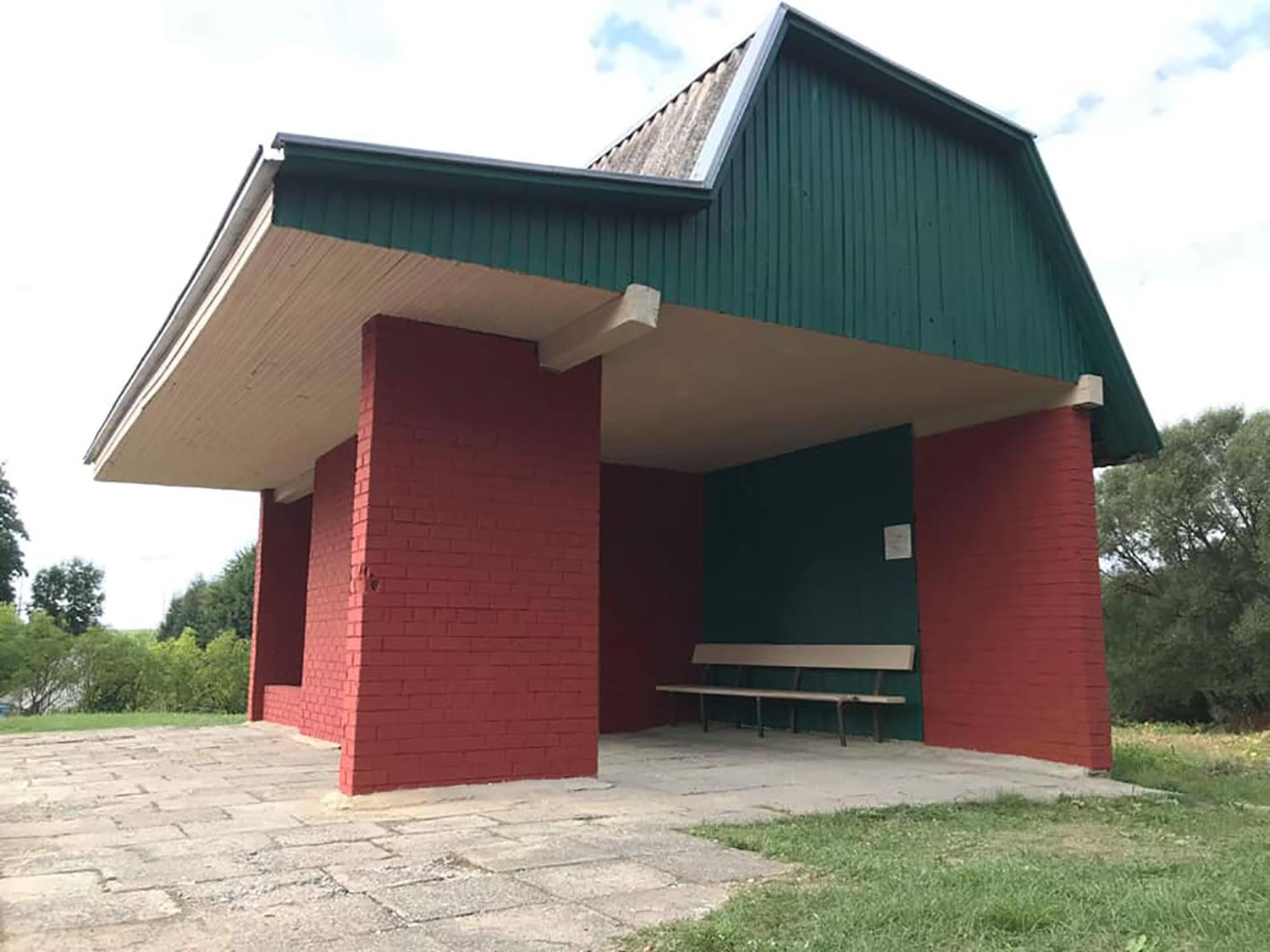 Tvarkinga stotelė primena prasmingą talką /