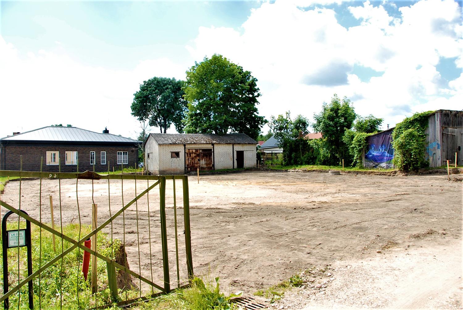 Tvarkoma Tolerancijos centro aplinka / Tolerancijos centro kieme bus įrengta automobilių stovėjimo aikštelė.  Gedimino Nemunaičio nuotr.