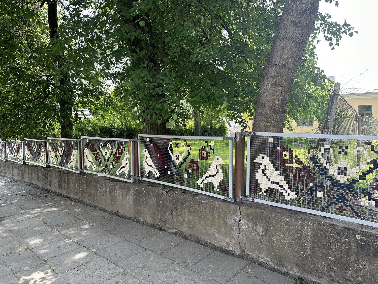 Tvorą papuošė tautiniais raštais / Autorės nuotr. Puošiant tvorą raštais prireikė daug valandų