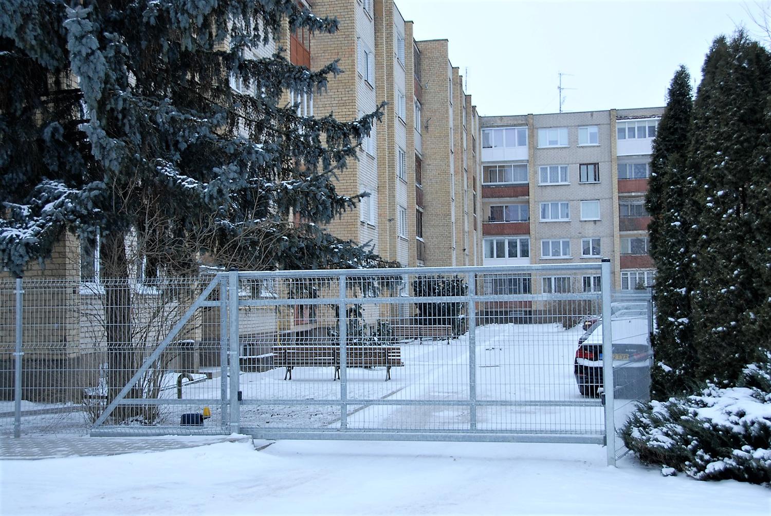 Tvorų kodus turėtų žinoti ir ugniagesiai / Nuotr. Rakinami vartai Ukmergės daugiabučio kieme