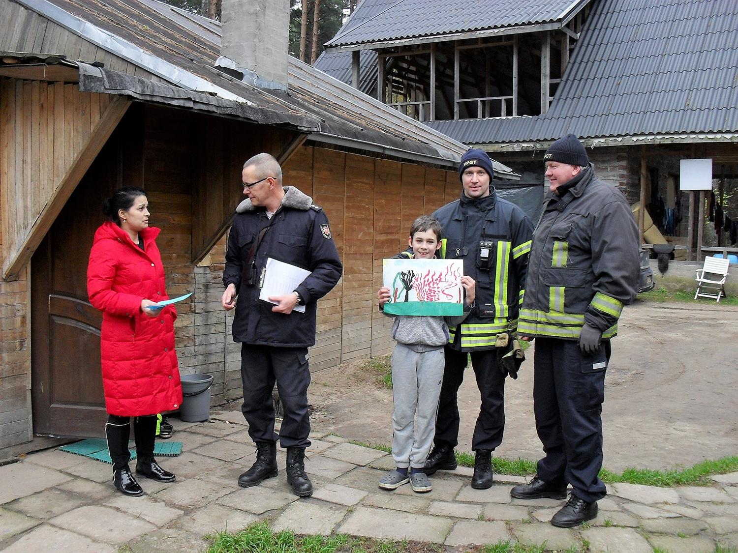 Ugniagesiai lanko gyventojus / Pas gyventojus – neįprasti svečiai.