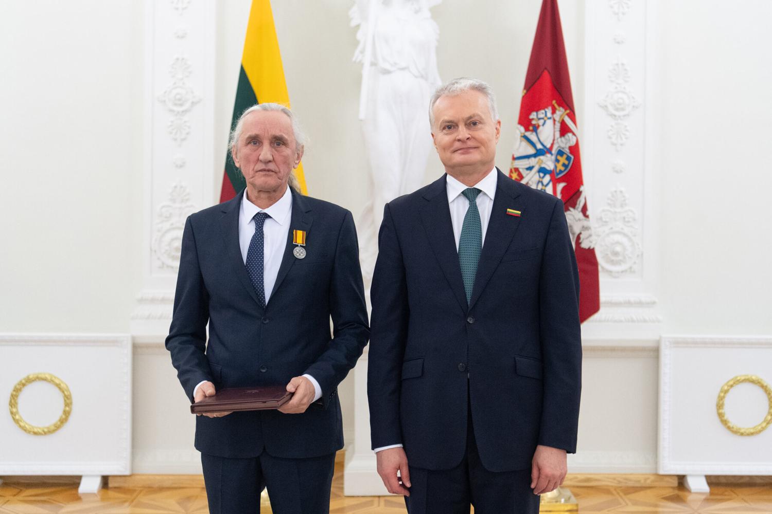 Ūkininkui iš Ukmergės įteiktas Lietuvos valstybės apdovanojimas / Lietuvos Respublikos Prezidento kanceliarijos / Roberto Dačkaus nuotr. Ukmergiškiui ūkininkui Valentinui Geniui prezidentas Gitanas Nausėda įteikė garbingą apdovanojimą.