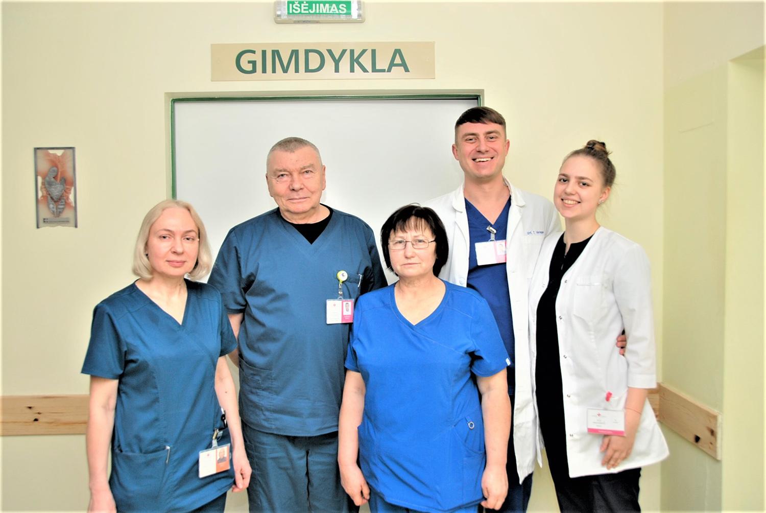 Ukmergę gimdymui renkasi ir ne ukmergiškės / Gedimino Nemunaičio nuotr. Mūsų apsilankymo dieną Ukmergės ligoninės Akušerijos skyriuje dirbęs kolektyvas.