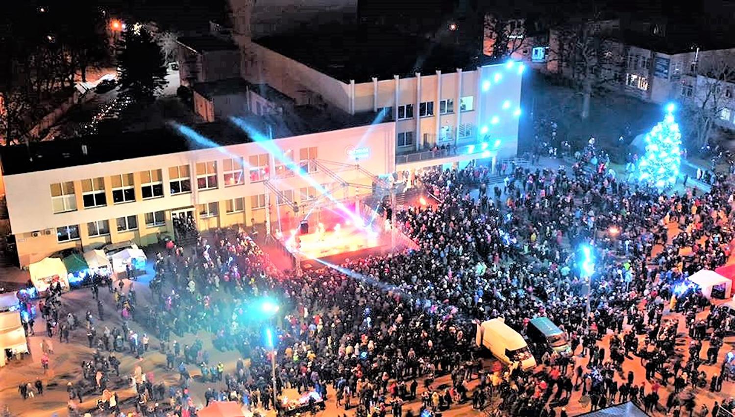 Ukmergė pasipuošė Kalėdoms / Dainiaus Vyto nuotr. Į miesto eglės įžiebimo šventę susirinko gausus būrys žmonių.