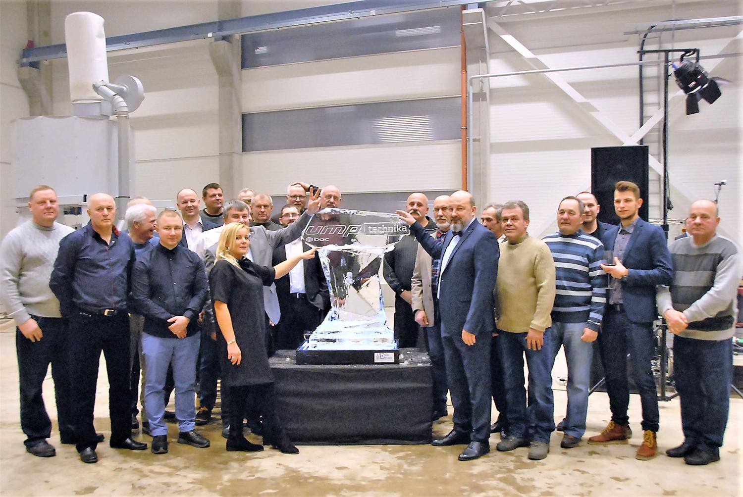 Ukmergėje atidaryta įrenginių gamykla / „UMP Technika“ gamyklos kolektyvas. Gedimino Nemunaičio nuotr.