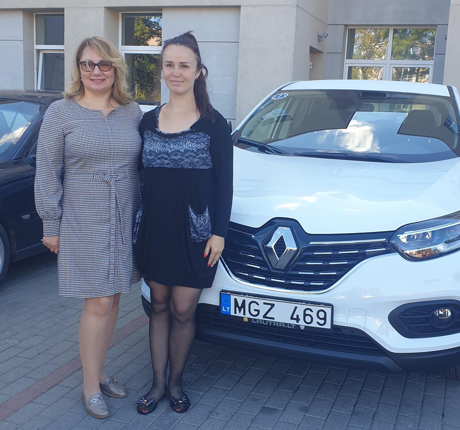 Ukmergėje įgyvendinamas pilotinis šeimų lankymo paslaugų projektas / Skaistės Vasiliauskaitės-Dančenkovienės nuotr. Projekto administratorė V. Baltaduonienė ir šeimų lankymo specialistė O. Kociuba prie projekto lėšomis įsigyto automobilio.