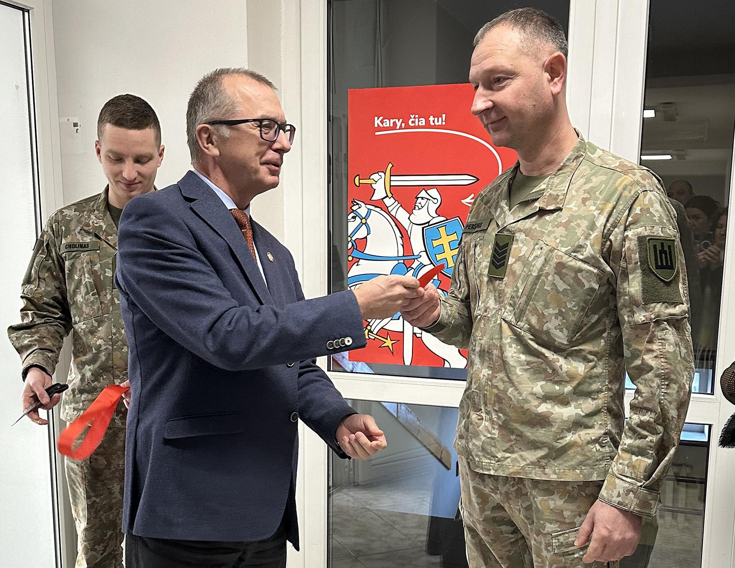 Ukmergėje įkurtas Karo prievolės ir komplektavimo tarnybos poskyris / Autorės nuotr. KPKT direktorius A. Balčiūnas simbolinės juostos dalį įteikė poskyrio viršininkui T. Peršoniui.