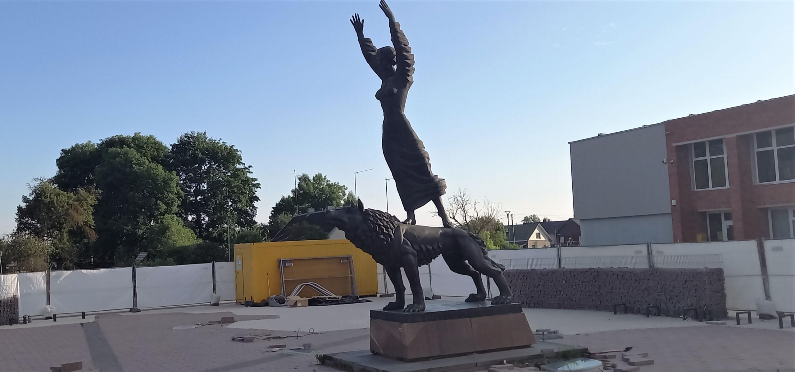 Ukmergėje LP EXPRESS paštomatus puoš vilkas su mergina /