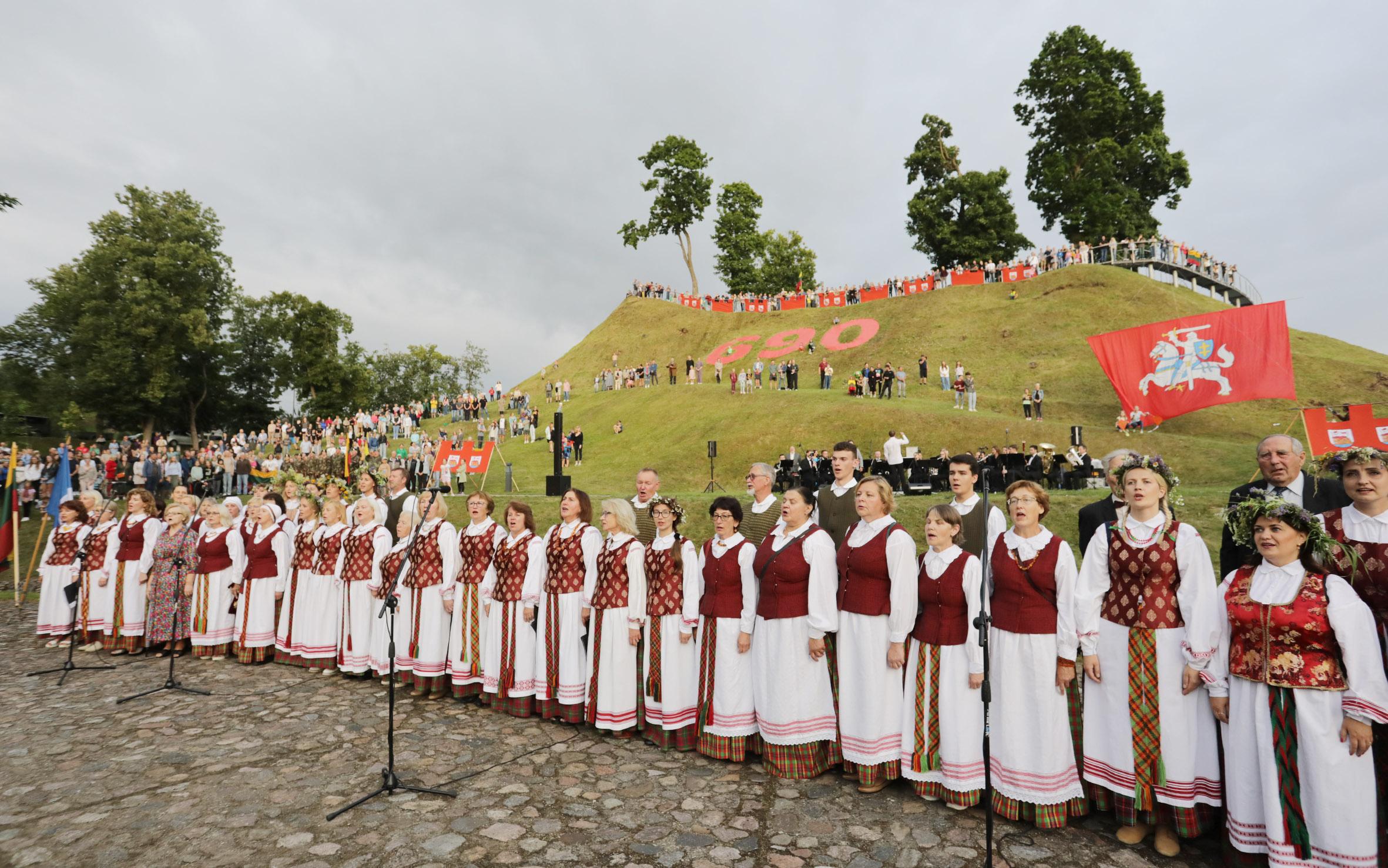 Ukmergėje paminėta Valstybės diena / Dainiaus Vyto nuotr. Šventė vyko prie Ukmergės piliakalnio.
