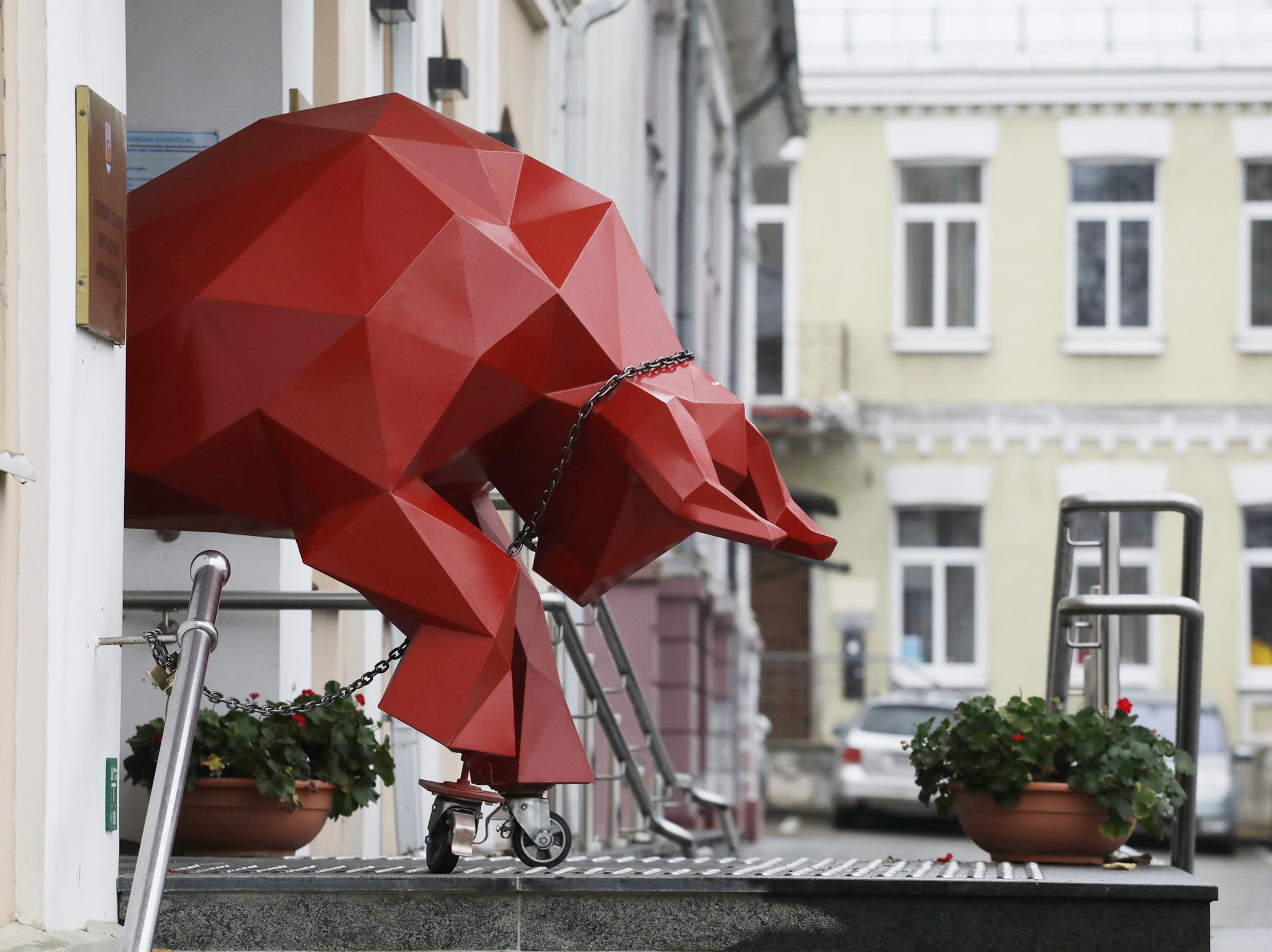 Ukmergėje paskelbtos raudonojo jaučio gaudynės / Dainiaus Vyto nuotr. Ukmergiškiai kviečiami į metalinio jaučio paieškas.