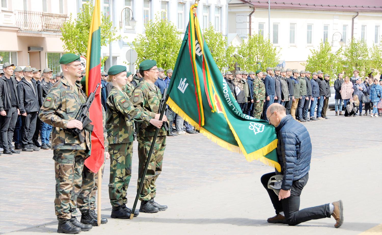 Ukmergėje skambėjo šaulių priesaikos / Šaulių 10-osios rinktinės kovinę vėliavą pabučiavo šauliu tapęs aktorius Vaidotas Martinaitis.  Gedimino Nemunaičio nuotr.