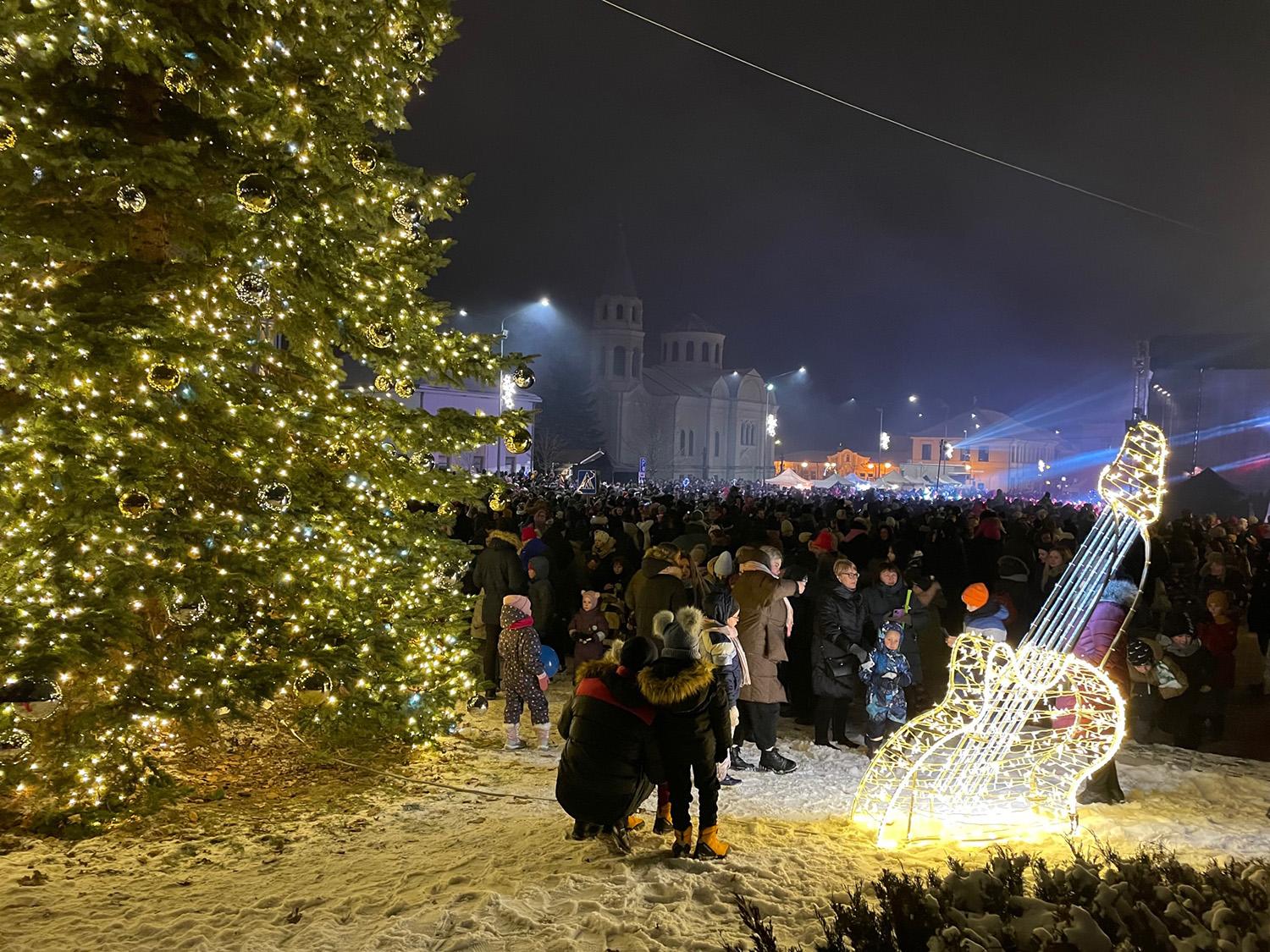 Ukmergėje sutvisko eglė: įžiebimo šventėje – minios žmonių / Gedimino Nemunaičio nuotr. Eglutės įžiebimo šventėje.   Dainiaus Vyto nuotr.