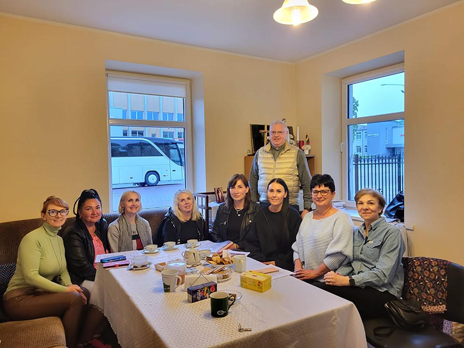 Ukmergėje veiklą pradeda maltiečiai / Ukmergės maltiečių nuotr. Maltiečiai pasirengę lankyti vienišus senjorus ir kurti su jais ryšį.
