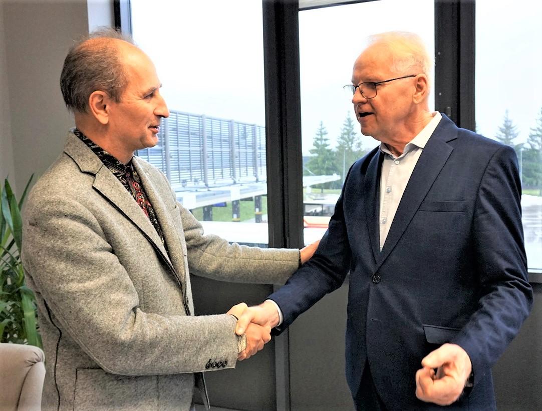 Ukmergės autobusų parke – vadovų kaita / Alfonsui Prabišui (dešinėje) palikus tarnybą