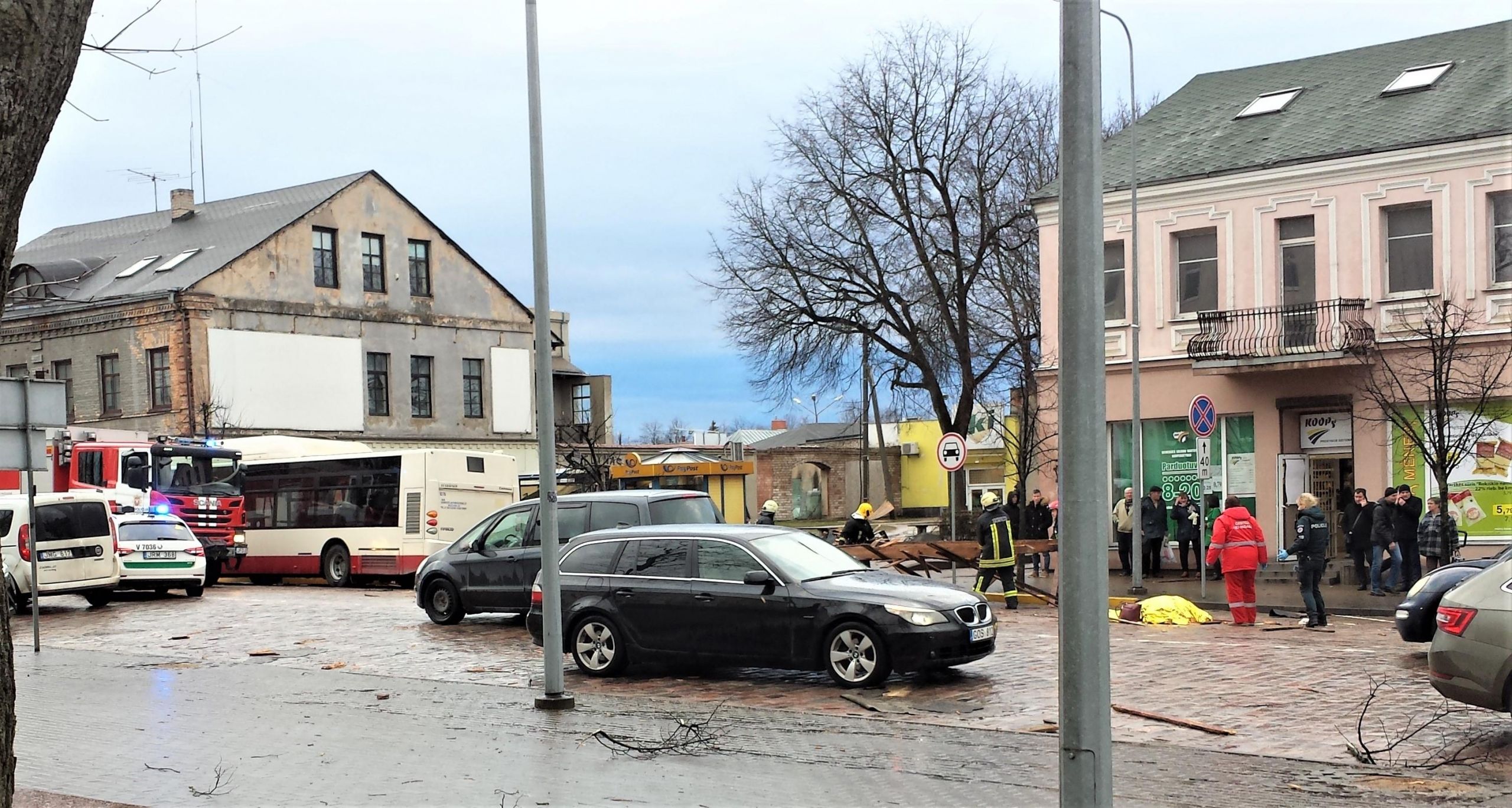 Ukmergės centre vėjo nuplėštas stogas pražudė moterį / Andriaus Šėmio ir Ukmergės PGT nuotr.