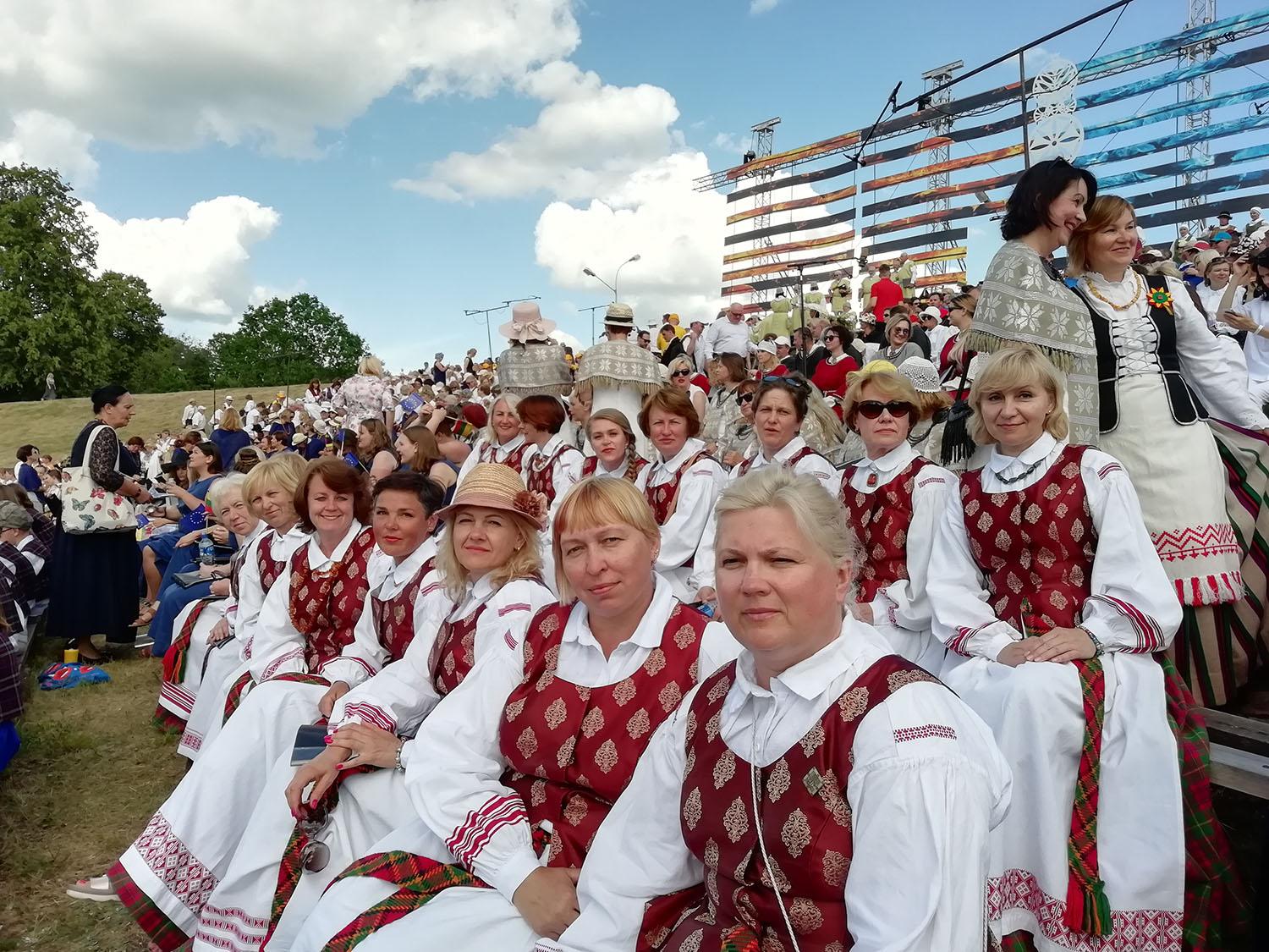 Ukmergės dainininkės – Rytų Aukštaitijos dainų šventėje / „Žemynos“ choristės Zarasuose.