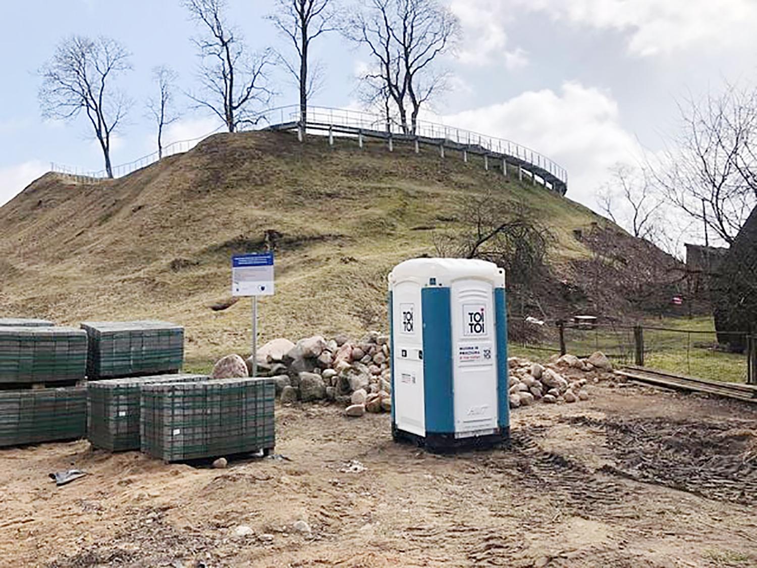 Ukmergės miesto centre pastatė biotualetus / Biotualetas pastatytas prie piliakalnio.