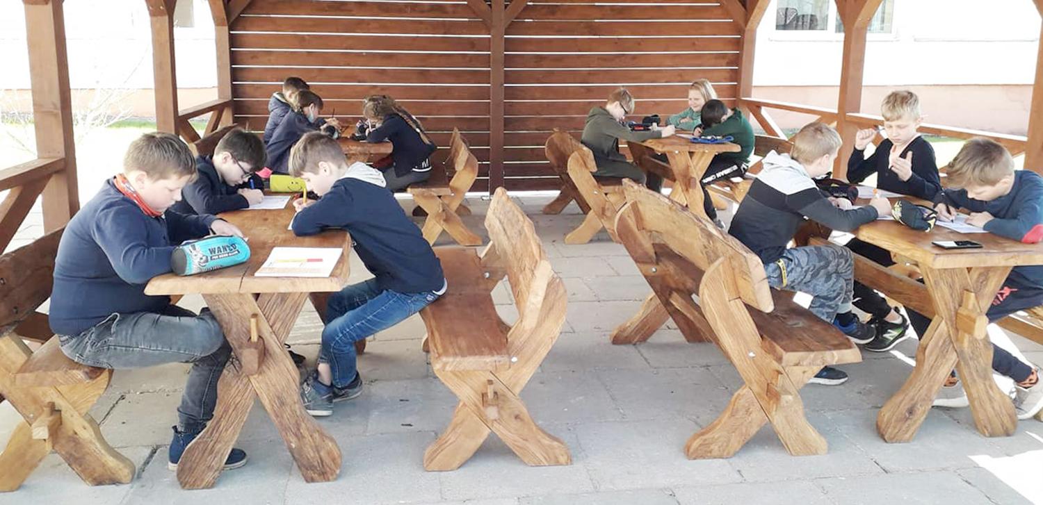 Ukmergės moksleiviai į mokyklas grįžti nenori / Lauko klasė Taujėnuose.