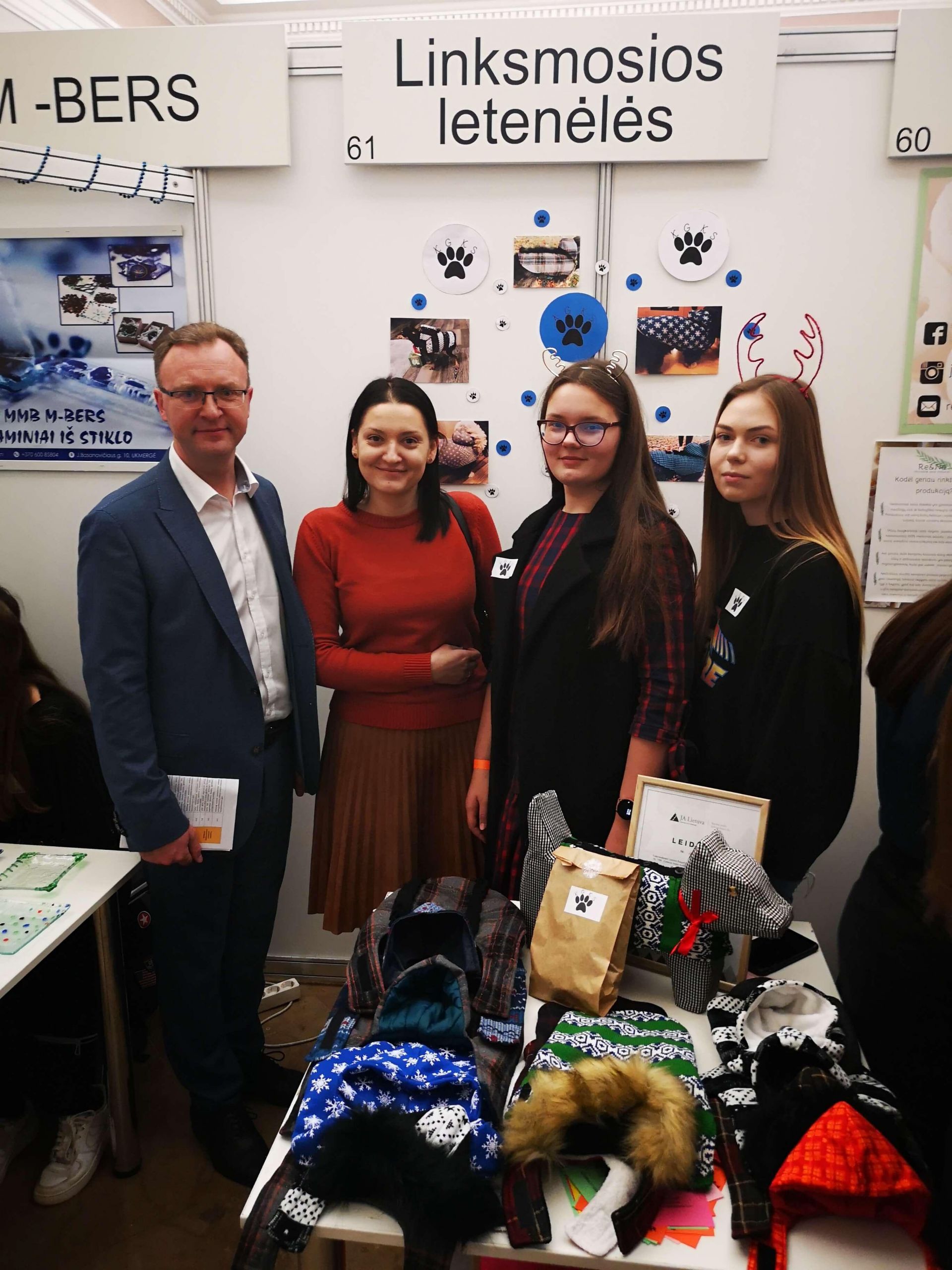 Ukmergės moksleiviai pristatė vienetinius drabužius augintiniams