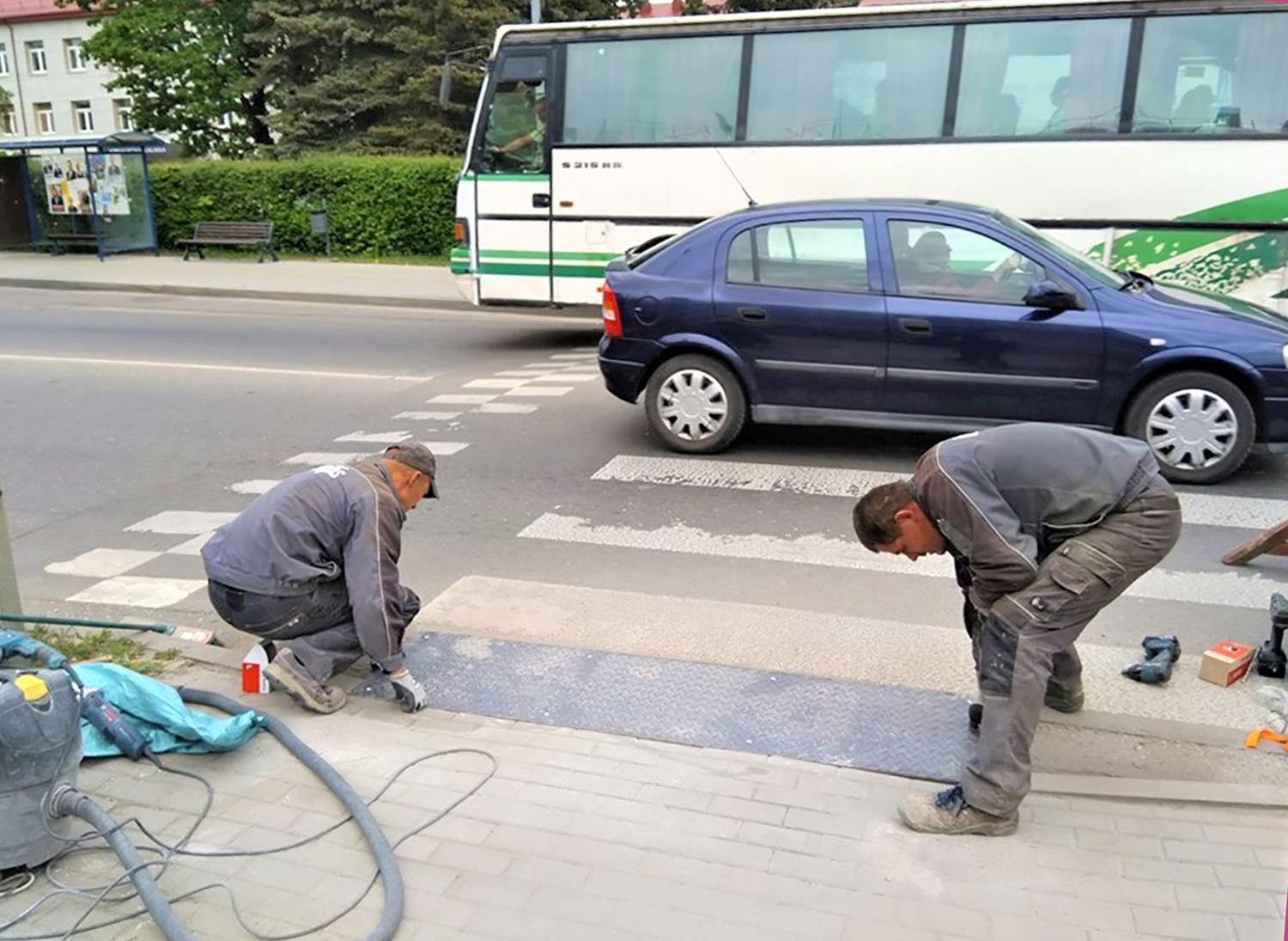 Ukmergės pėstiesiems – klubo narių dovana / Rampos montavimo darbai. Gedimino Nemunaičio nuotr.